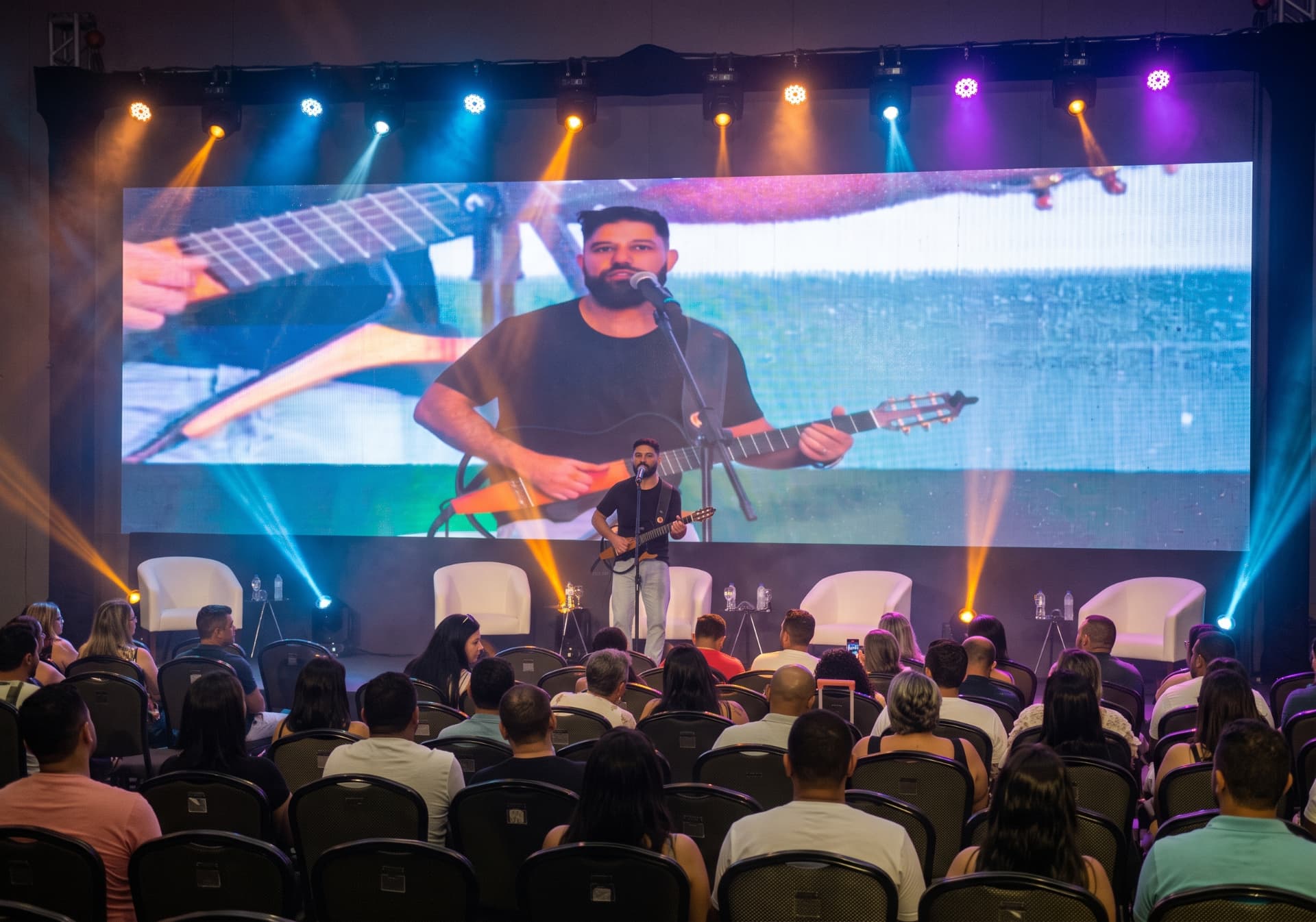 Paulo Henri se apresentando em evento corporativo
